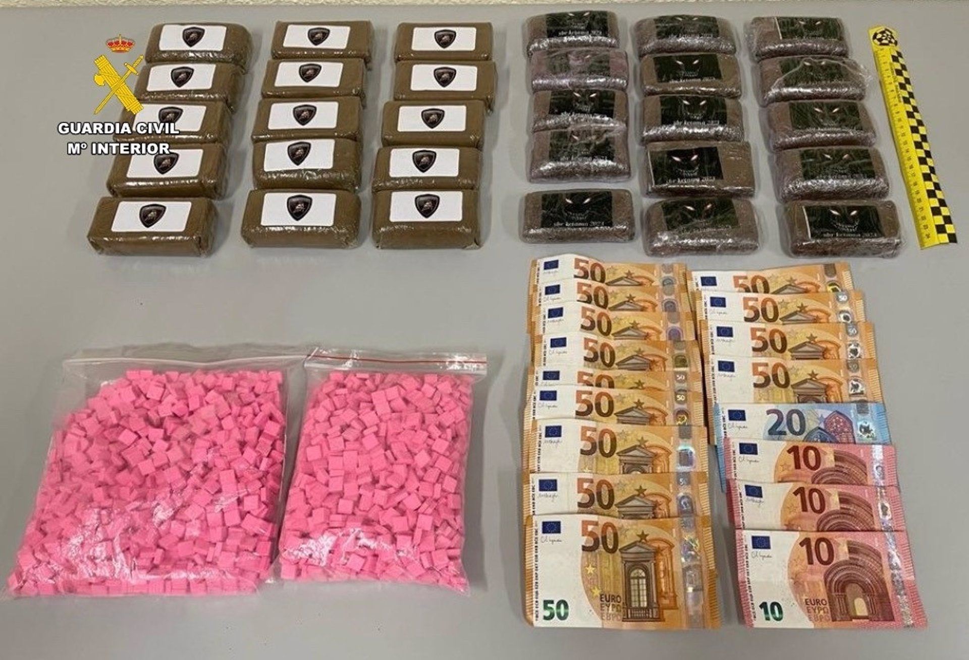 A prisión dos detenidos en Almaraz con 2.000 pastillas de éxtasis y 3 kilos de hachís A prisión dos detenidos en Almaraz con 2.000 pastillas de éxtasis y 3 kilos de hachís