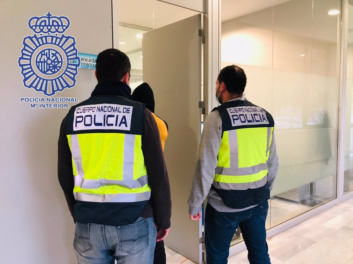 Heridos varios agentes de policía en una persecución a un hombre drogado que portaba cocaína y hachís Heridos varios agentes de policía en una persecución a un hombre drogado que portaba cocaína y hachís