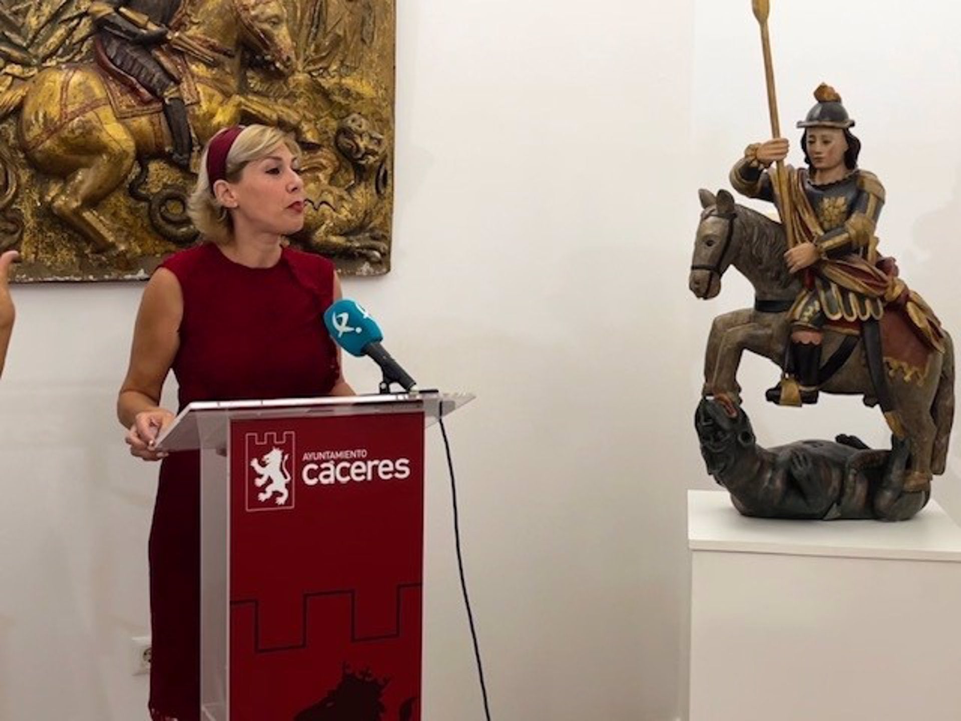 La estatua de San Jorge, patrón de Cáceres, vuelve a ser expuesta al público en el Palacio de la Isla La estatua de San Jorge, patrón de Cáceres, vuelve a ser expuesta al público en el Palacio de la Isla