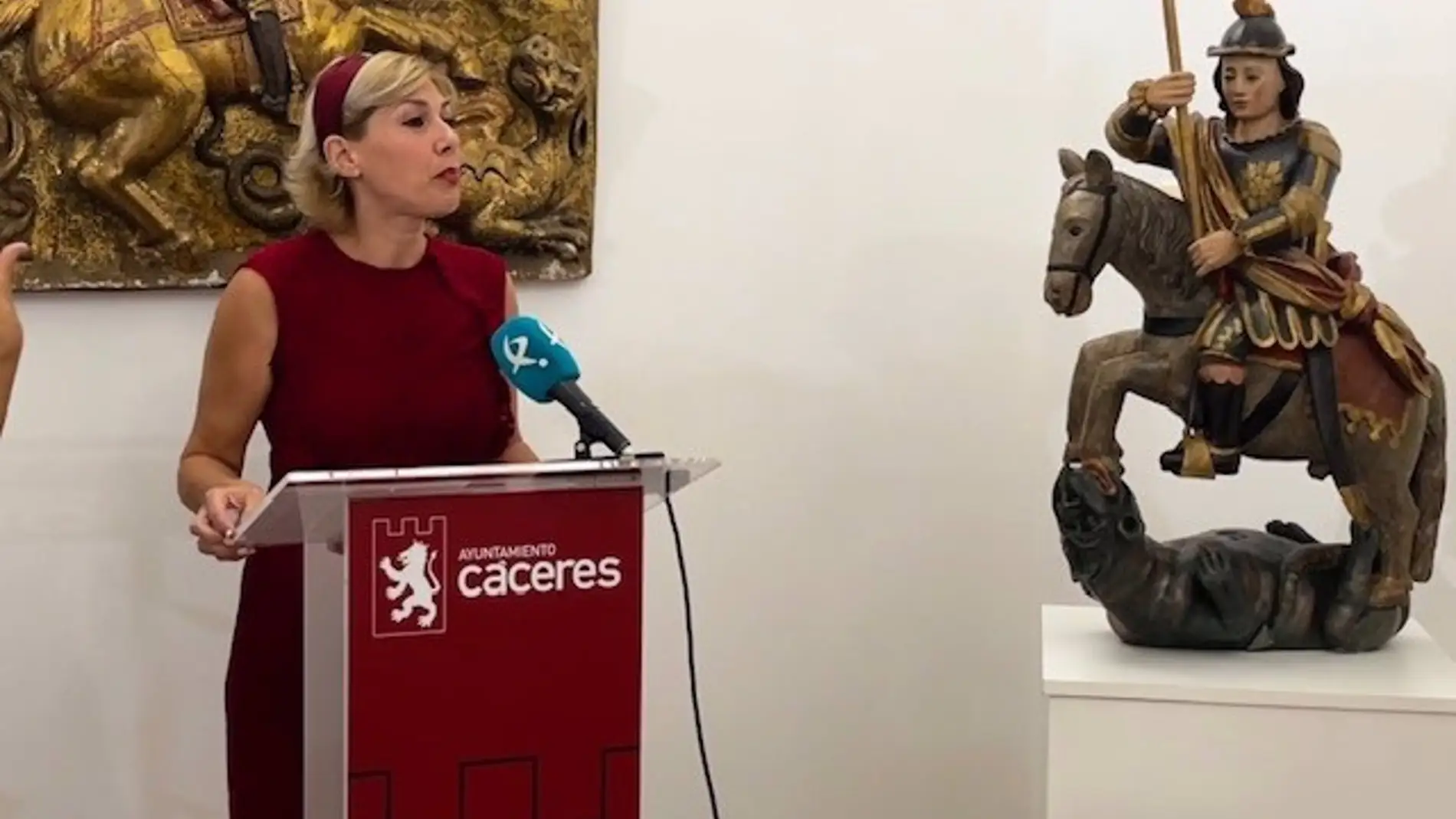 La estatua de San Jorge, patrón de Cáceres, vuelve a ser expuesta al público en el Palacio de la Isla