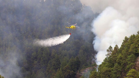 Medios aéreos combaten el fuego en el incendio forestal declarado en la isla de La Palma