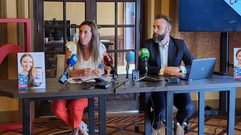 &Aacute;ngela Pumariega y Daniel Mart&iacute;nez han presentado la nueva tarjeta tur&iacute;stica de Gij&oacute;n