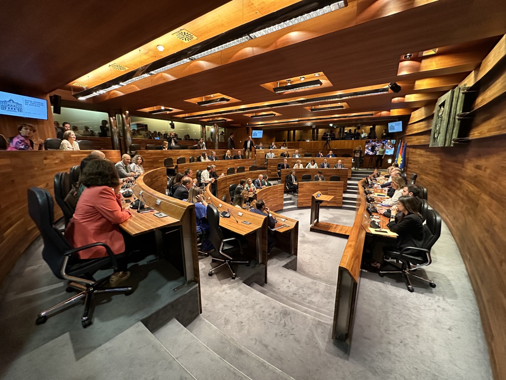 Adrián Barbón apela al "diálogo y consenso" con el resto de grupos, durante los próximos cuatro años, para abordar los desafíos de Asturias Adrián Barbón apela al "diálogo y consenso" con el resto de grupos, durante los próximos cuatro años, para abordar los desafíos de Asturias