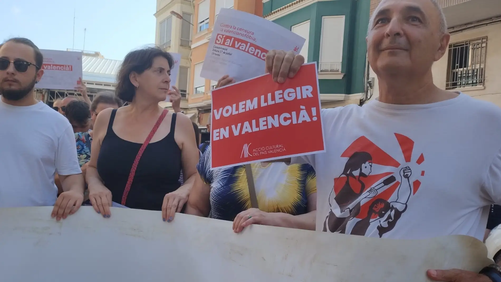 Una concentración en Borriana protesta contra "la censura y valencianofobia": "Queremos leer en valenciano"