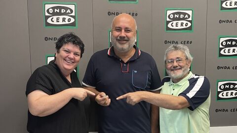 Tomi Segrelles recibe el pin de 'Supervilero Honor&iacute;fico'.