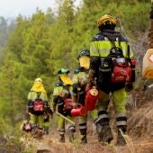 Equipos de Intervención y Refuerzo en Incendios Forestales (EIRIF), trabajan en las labores de extinción en Tijarafe