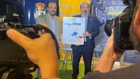 Pelayo Collantes, director marketing de Alimerka y Manuel Paredes consejero del Real Oviedo