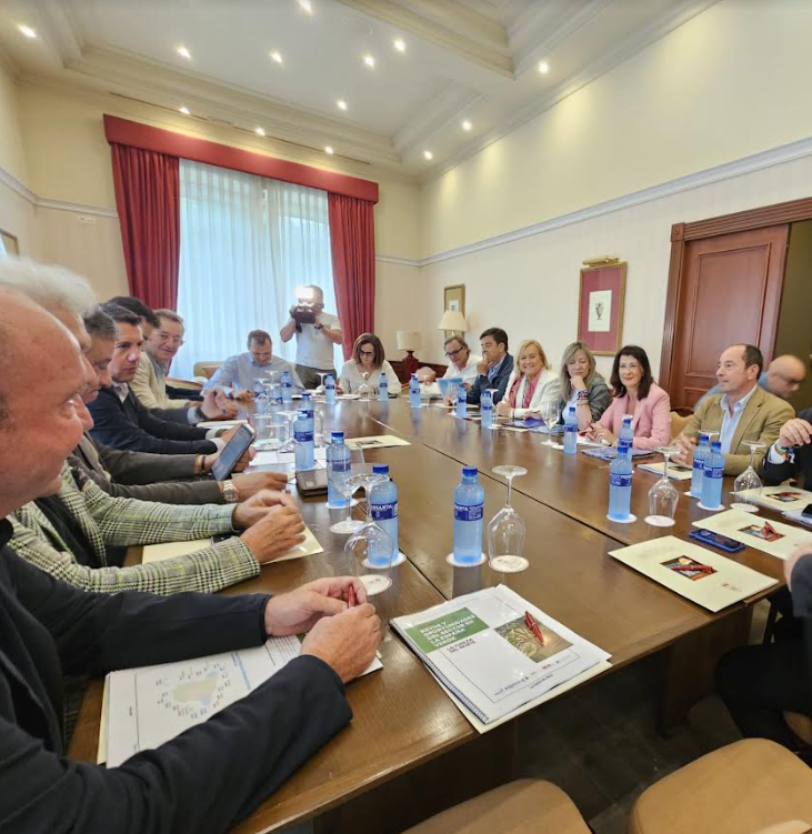 Esther Llamazares: “El Turismo es estratégico y hay que ayudar a nuestros empresarios, que son los que van a pelear por el sector” Esther Llamazares: “El Turismo es estratégico y hay que ayudar a nuestros empresarios, que son los que van a pelear por el sector”
