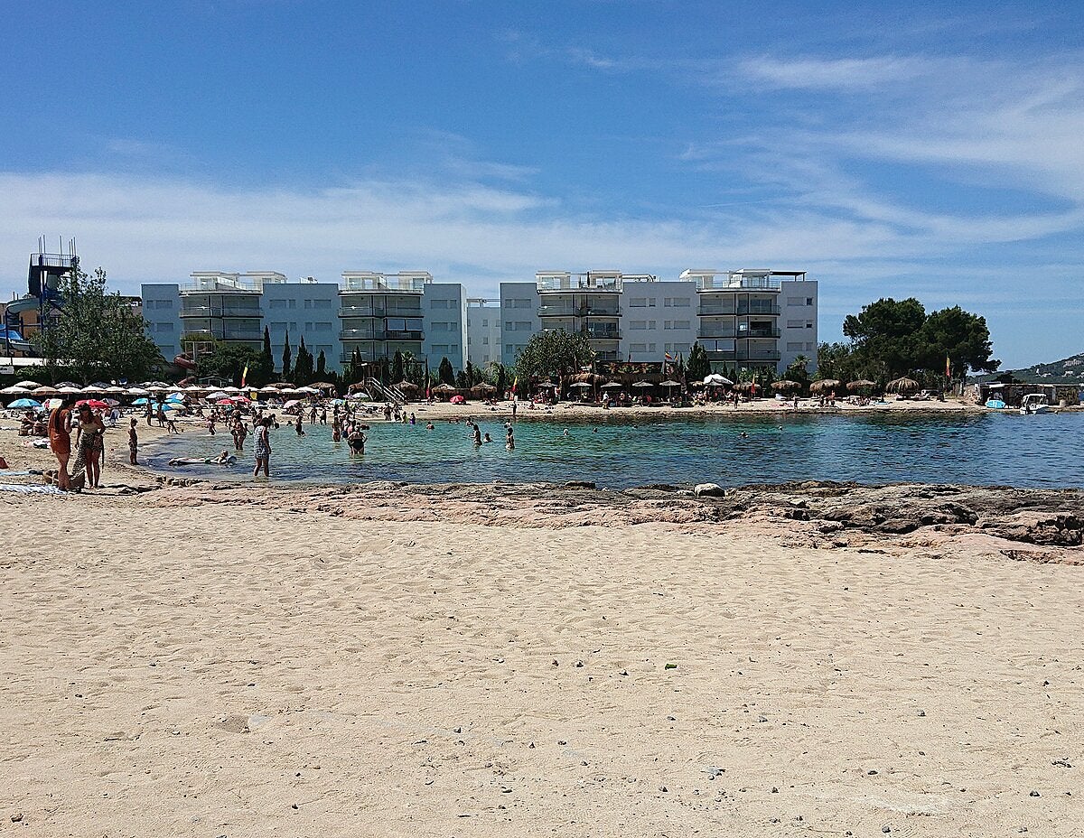 El Ayuntamiento de San Josep cierra la playa de es Pinet de manera temporal por un vertido de aguas fecales El Ayuntamiento de San Josep cierra la playa de es Pinet de manera temporal por un vertido de aguas fecales