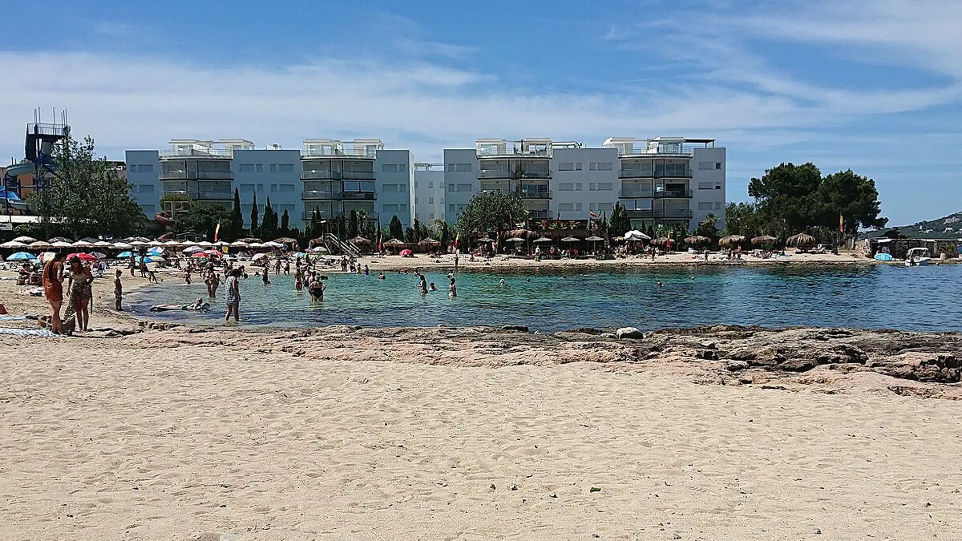 El Ayuntamiento de San Josep cierra la playa de es Pinet de manera temporal por un vertido de aguas fecales