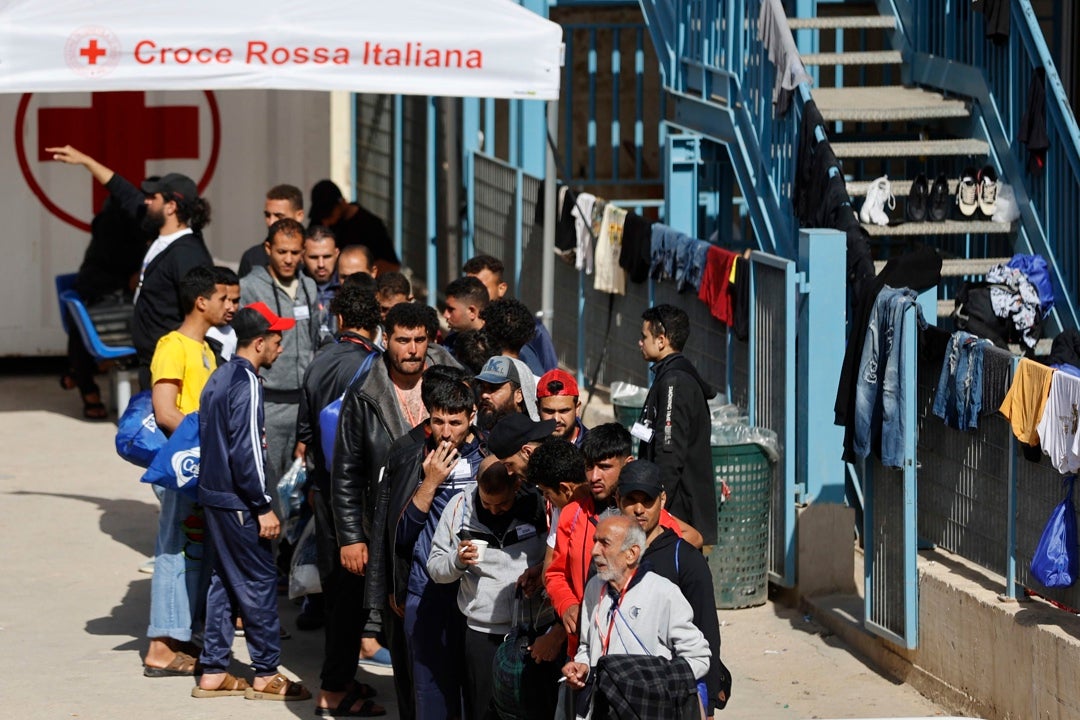 Lampedusa, desbordada con 3.000 migrantes en un centro de acogida con capacidad para 400 Lampedusa, desbordada con 3.000 migrantes en un centro de acogida con capacidad para 400
