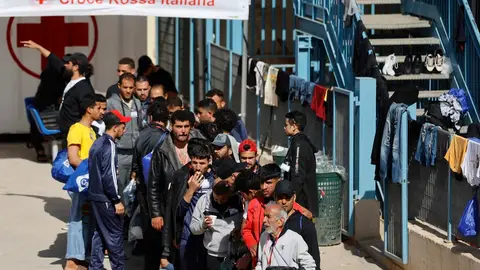 Lampedusa desbordada con 3.000 migrantes en un centro de acogida con capacidad para 400 Lampedusa desbordada con 3.000 migrantes en un centro de acogida con capacidad para 400