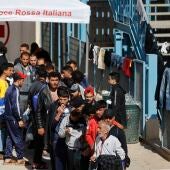 Lampedusa desbordada con 3.000 migrantes en un centro de acogida con capacidad para 400