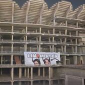 Pancarta contra Peter Lim y Jorge Mendes en el Nou Mestalla