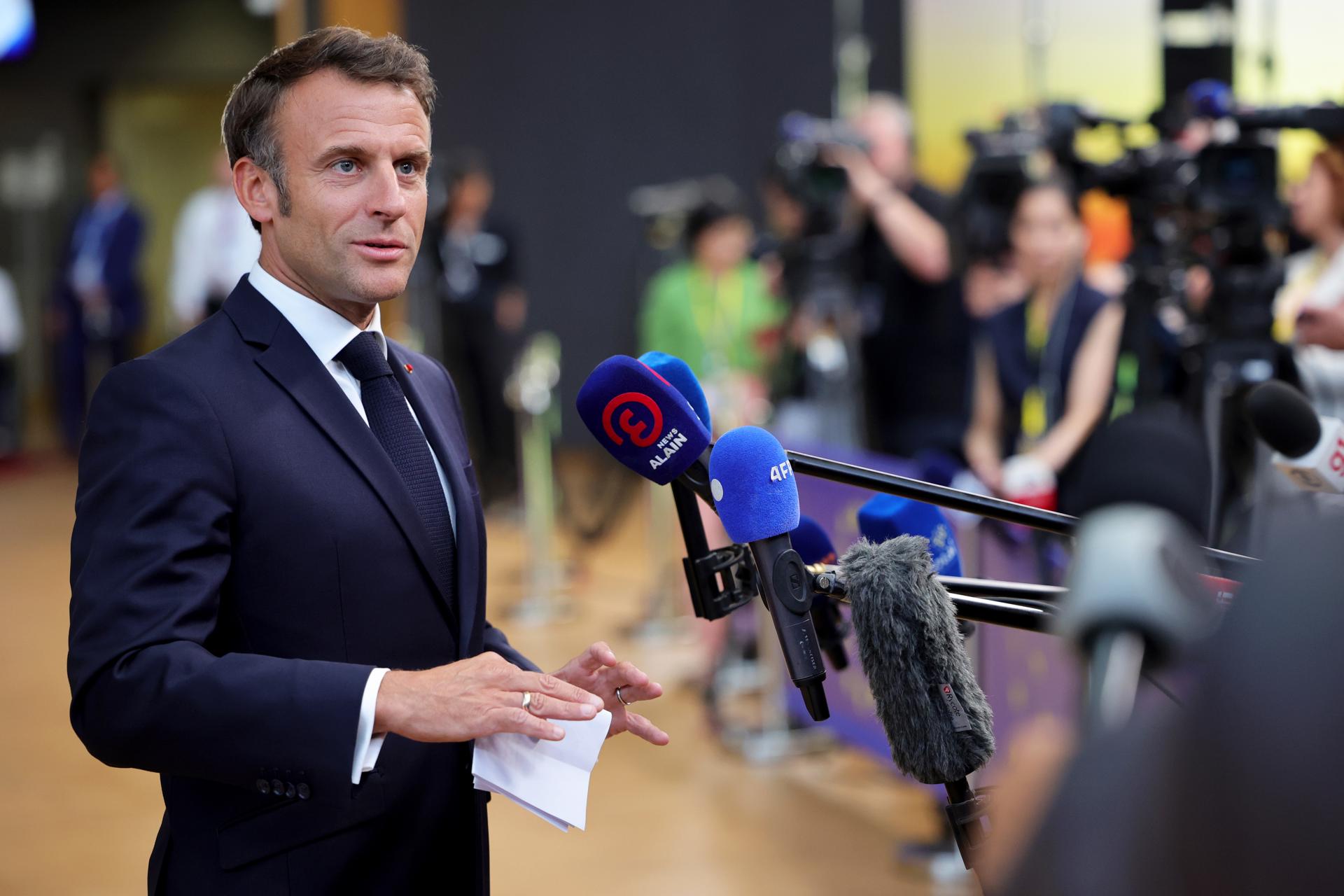 Macron cambia a ocho ministros y elige perfiles más políticos para Educación y Sanidad Macron cambia a ocho ministros y elige perfiles más políticos para Educación y Sanidad