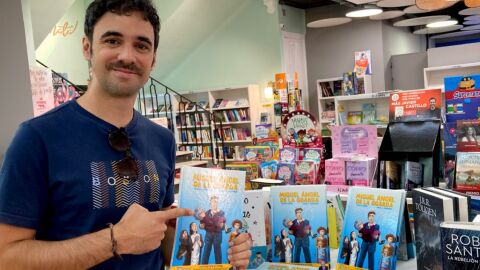 Pablo Conde, recomendando su libro para el D&iacute;a de los Abuelos