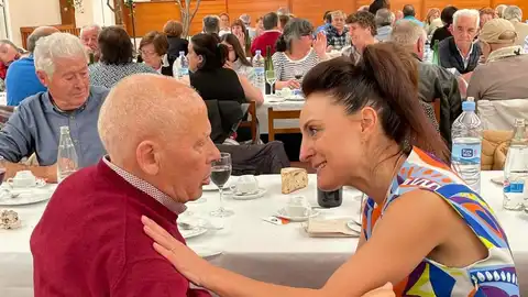 Isabel Pregal, concejala de Bienestar Social de Ponte Caldelas de charla con un ciudadano Concello de Ponte Caldelas