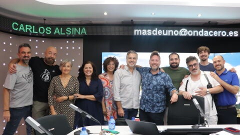 Carlos Latre junto a todo el equipo de 'M&aacute;s de uno' en su &uacute;ltimo d&iacute;a en la radio
