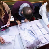 Miembros de la mesa realizando el escrutinio en las pasadas elecciones de Cataluña 