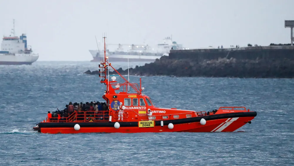 Salvamar Nunki entrando en el Muelle Deportivo de Las Palmas de Gran Canaria con 123 migrantes rescatados en alta mar