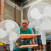 Un operario traslada urnas y ventiladores en los talleres municipales de Barcelona donde se está preparando el dispositivo para las próximas Elecciones Generales del 23J