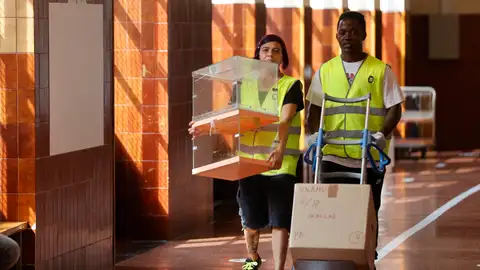 Personas transportando urnas electorales Los Ayuntamientos hacen acopio de agua y ventiladores para combatir el calor en los colegios electorales