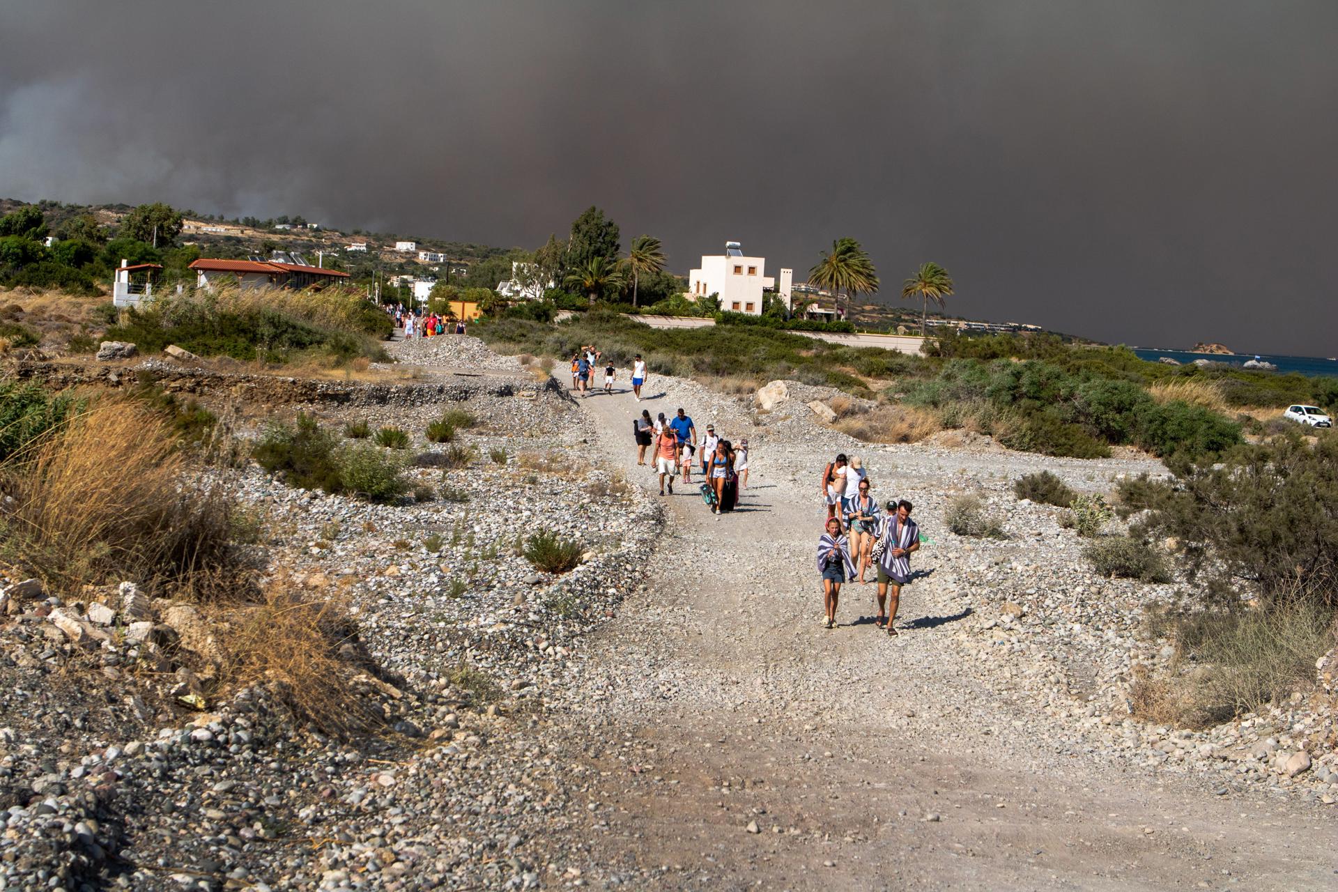 Más de 2.000 evacuados debido a un gran incendio en la isla griega de Rodas Más de 2.000 evacuados debido a un gran incendio en la isla griega de Rodas
