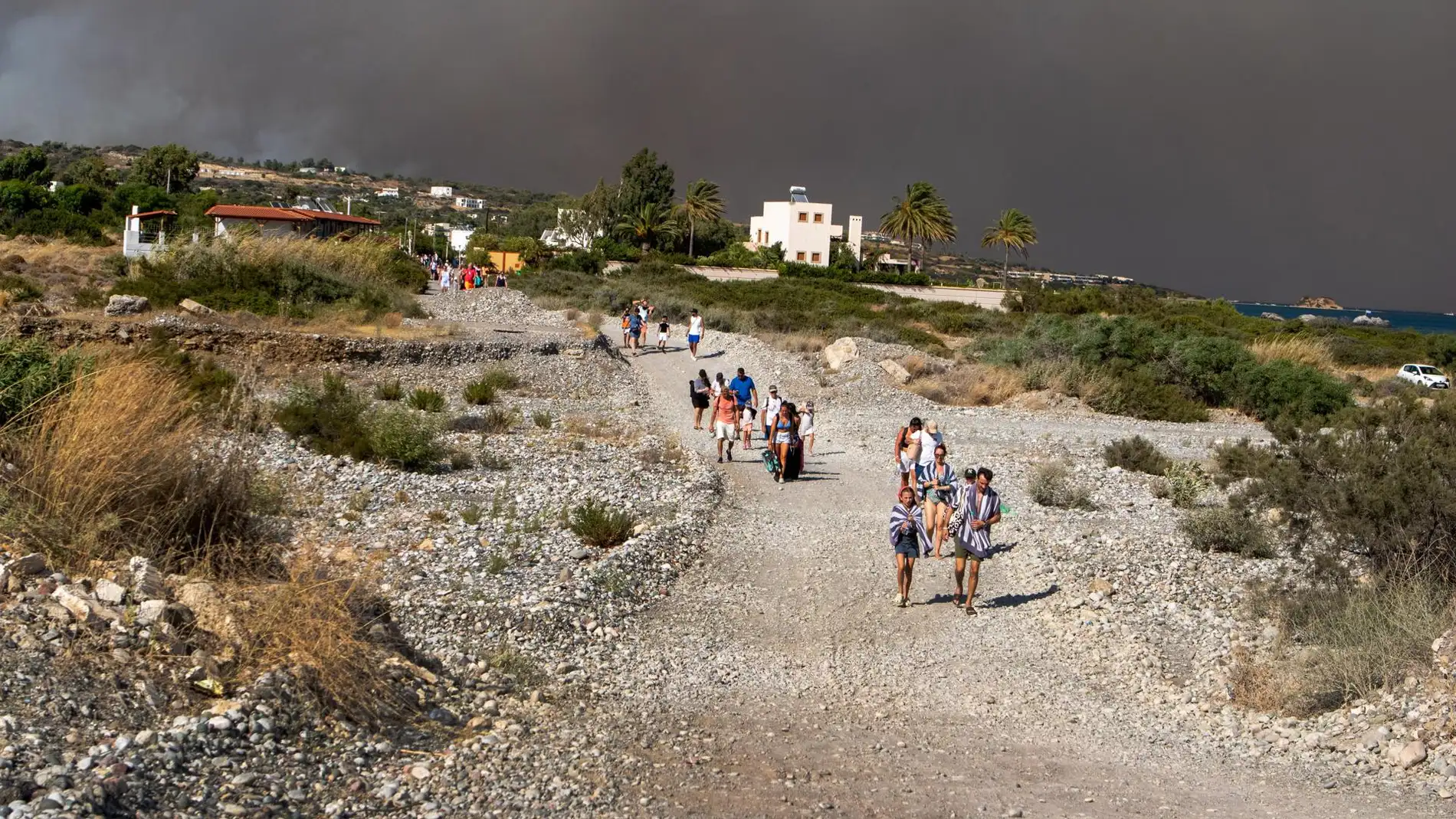Más de 2.000 evacuados debido a un gran incendio en la isla griega de Rodas