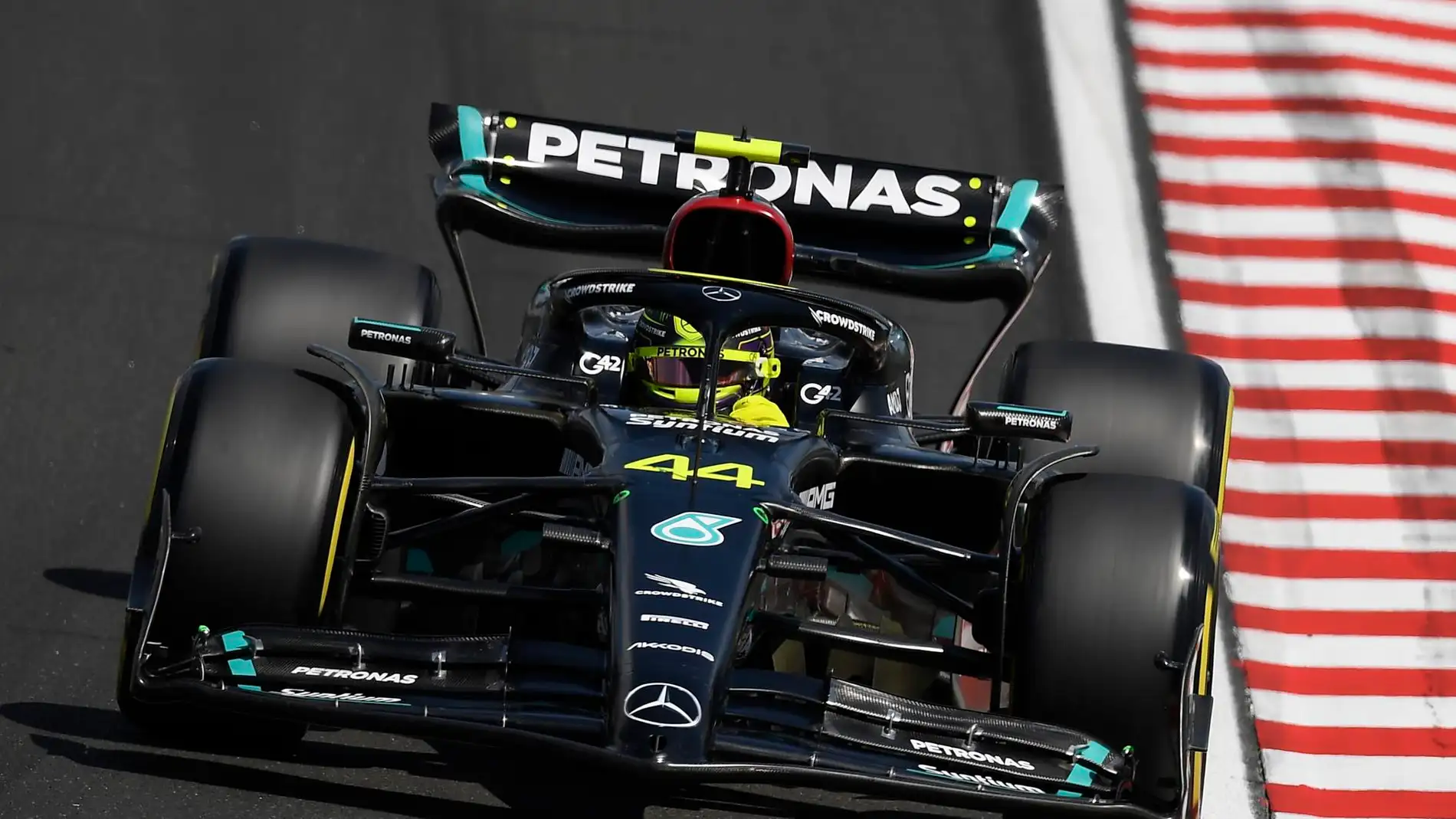 Hamilton arrebata la Pole a Verstappen en un discreto día de Alonso y Sainz