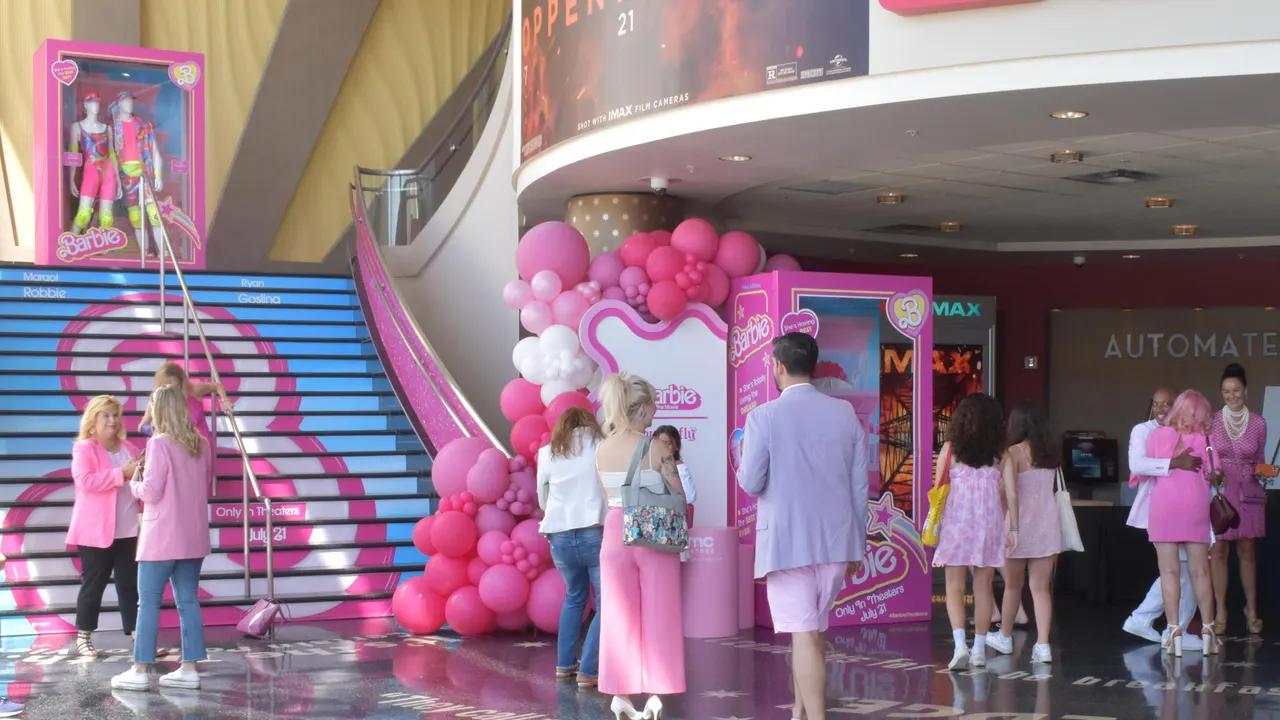 Barbie y Oppenheimer arrasan en un fin de semana de éxito en taquilla