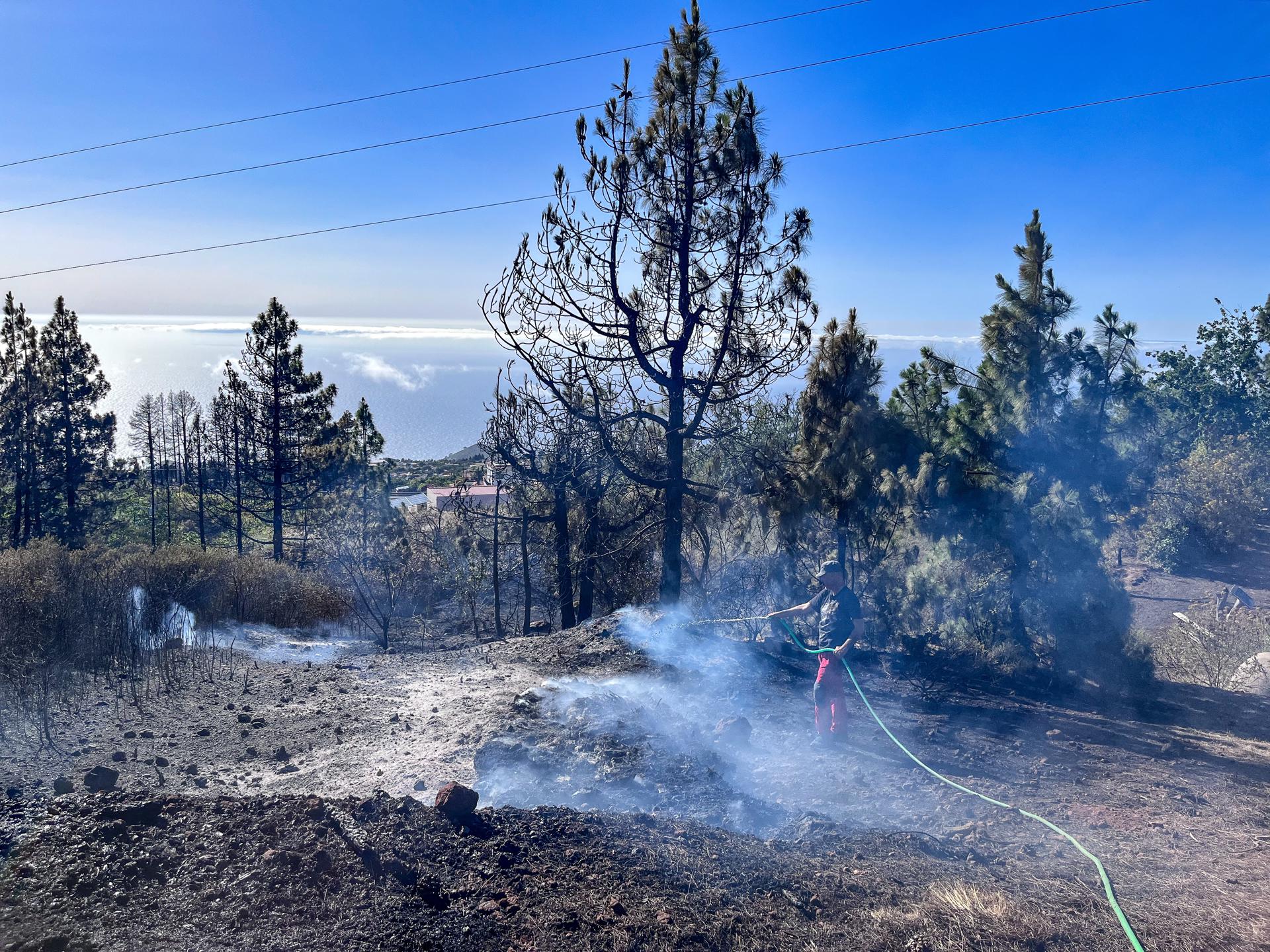 El incendio forestal de la isla de La Palma se da por controlado El incendio forestal de la isla de La Palma se da por controlado
