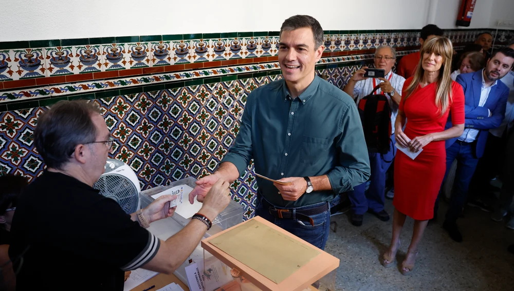 Pedro Sánchez vota en un colegio electoral junto a su mujer este 23J