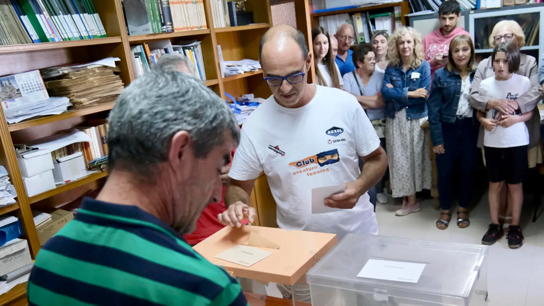 Villarroya bate su propio récord: sus siete electores votan en 26 segundos/ EFE/Fernando Díaz