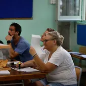Una mujer, miembro de una mesa electoral, se abanica con un papel en la Escuela Mercè Rodoreda en Badalona/ EFE/ Alberto Estévez Una mujer, miembro de una mesa electoral, se abanica con un papel en la Escuela Mercè Rodoreda en Badalona/ EFE/ Alberto Estévez
