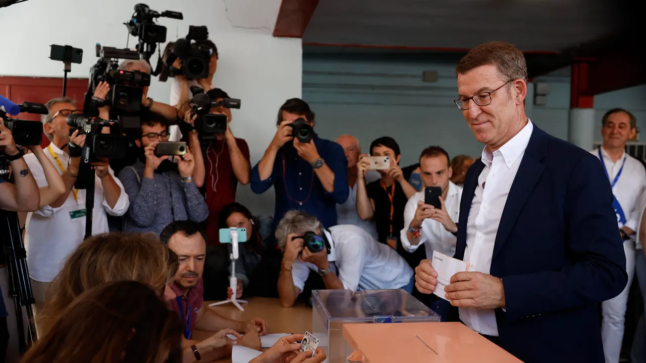 Alberto Núñez Feijóo votando en el colegio Ramiro de Maeztu