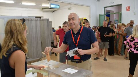 Alejandro Soler votando el 23-J