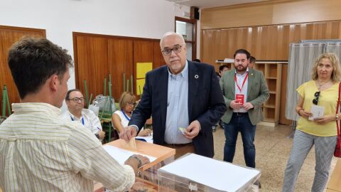 Juli&aacute;n Nieva votando en las Elecciones Generales
