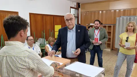 Julián Nieva votando en las Elecciones Generales Julián Nieva votando en las Elecciones Generales