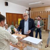 Julián Nieva votando en las Elecciones Generales