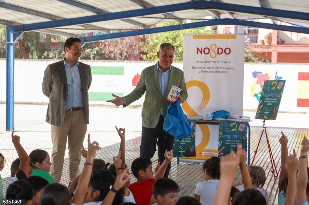 Sanz presenta el programa 'Equípate' donde reparte 3.300 mochilas con material escolar a menores en riesgo de exclusión social Sanz presenta el programa 'Equípate' donde reparte 3.300 mochilas con material escolar a menores en riesgo de exclusión social