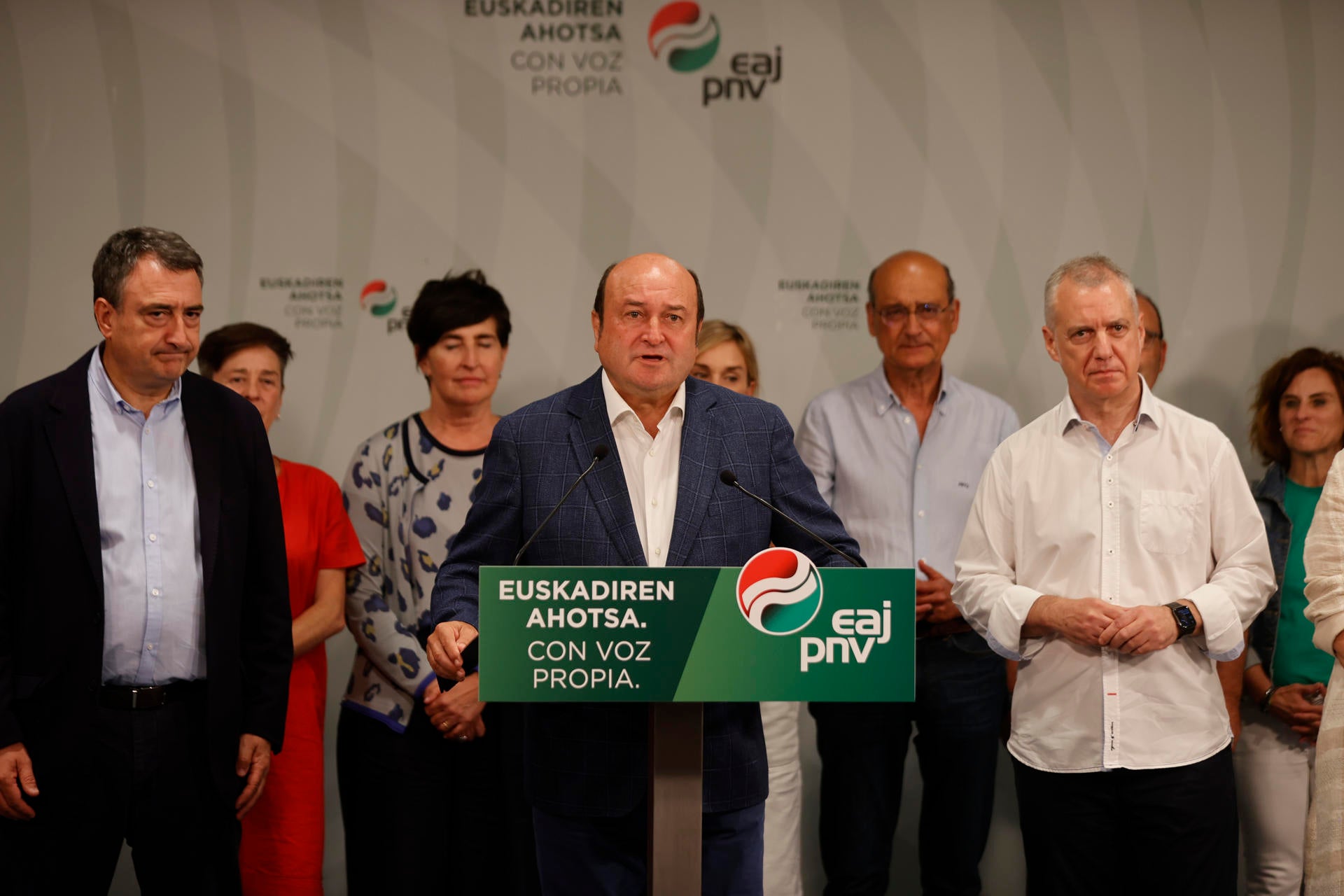 El PNV rechaza facilitar la investidura a Feijóo al necesitar a Vox: "Han cruzado una línea roja" El PNV rechaza facilitar la investidura a Feijóo al necesitar a Vox: "Han cruzado una línea roja"