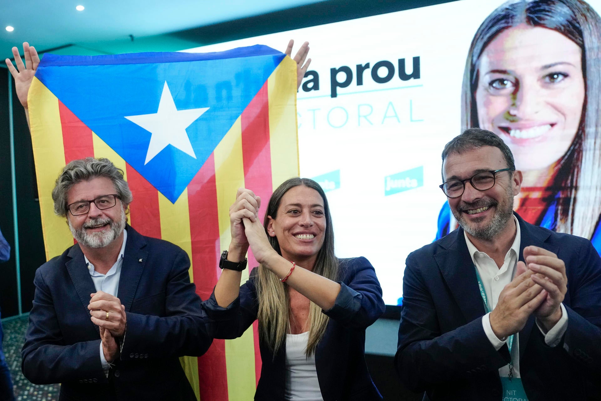Junts avisa a Sánchez que solo negociará su investidura en base a la "autodeterminación y amnistía" Junts avisa a Sánchez que solo negociará su investidura en base a la "autodeterminación y amnistía"
