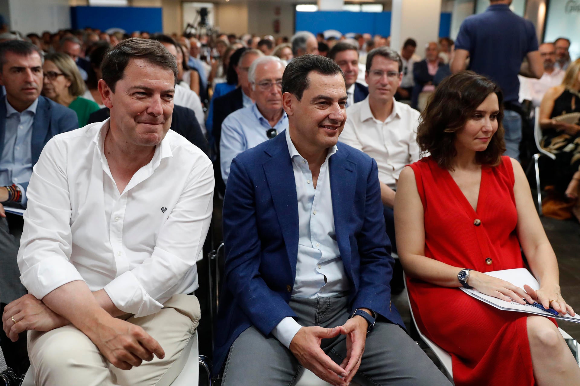 Ayuso respalda a Feijóo y no cree que su liderazgo en el PP esté en juego Ayuso respalda a Feijóo y no cree que su liderazgo en el PP esté en juego
