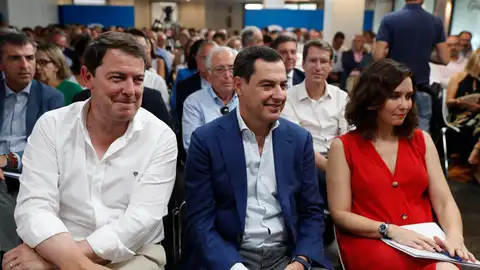 La presidenta de la Comunidad de Madrid, Isabel Díaz Ayuso, junto a Juanma Moreno y Mañueco. La presidenta de la Comunidad de Madrid, Isabel Díaz Ayuso, junto a Juanma Moreno y Mañueco.