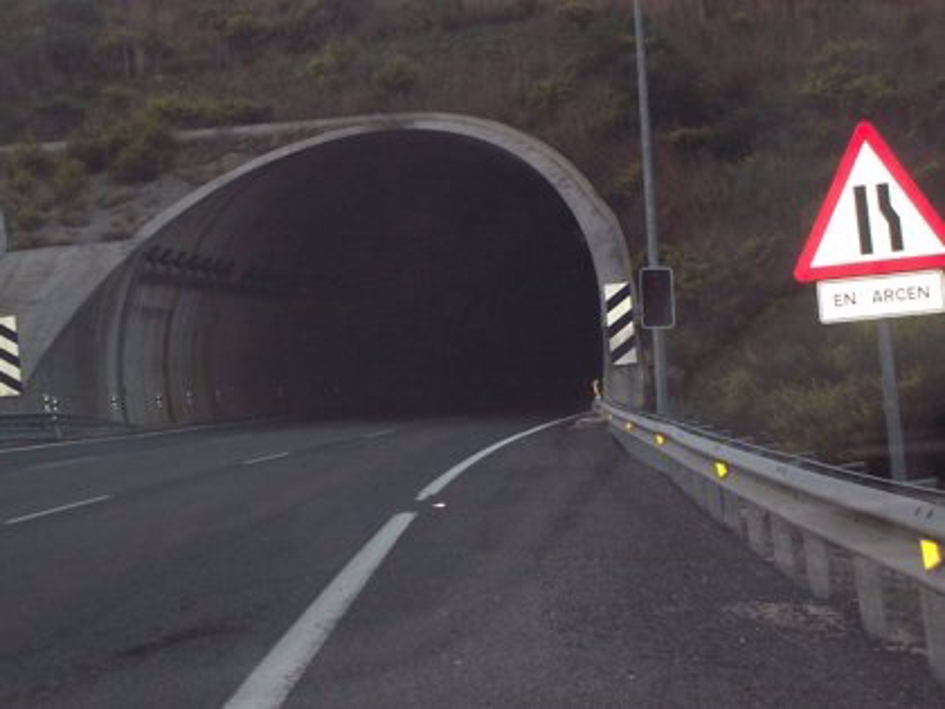 Un motorista de 51 años fallecía tras chocar contra un vehículo dentro del Túnel de Miravete Un motorista de 51 años fallecía tras chocar contra un vehículo dentro del Túnel de Miravete