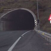 Un motorista de 51 años fallecía tras chocar contra un vehículo dentro del Túnel de Miravete