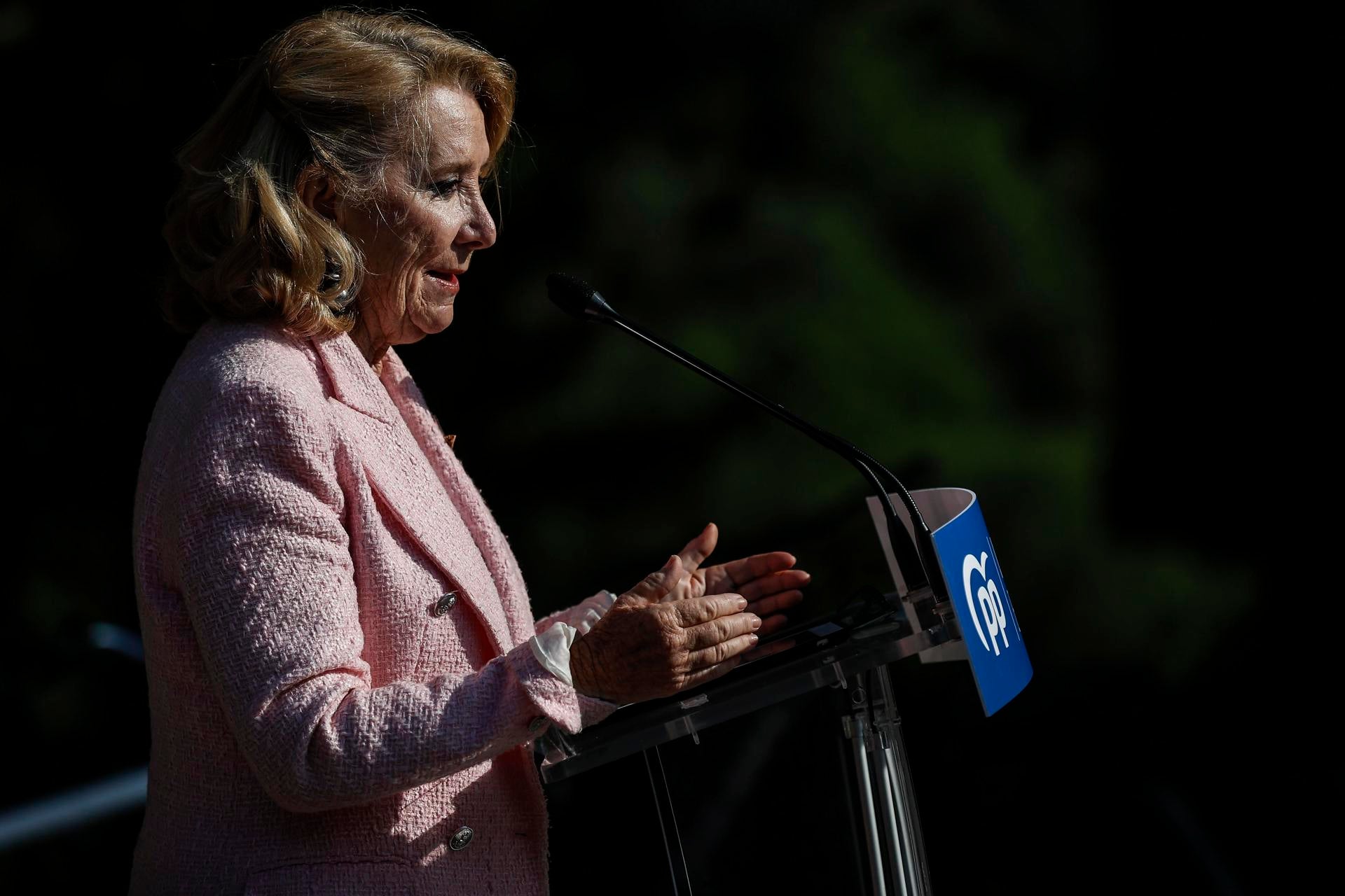 Esperanza Aguirre critica que sectores del PP "compren" el discurso de la izquierda estigmatizando a Vox y prefieran al PSOE Esperanza Aguirre critica que sectores del PP "compren" el discurso de la izquierda estigmatizando a Vox y prefieran al PSOE