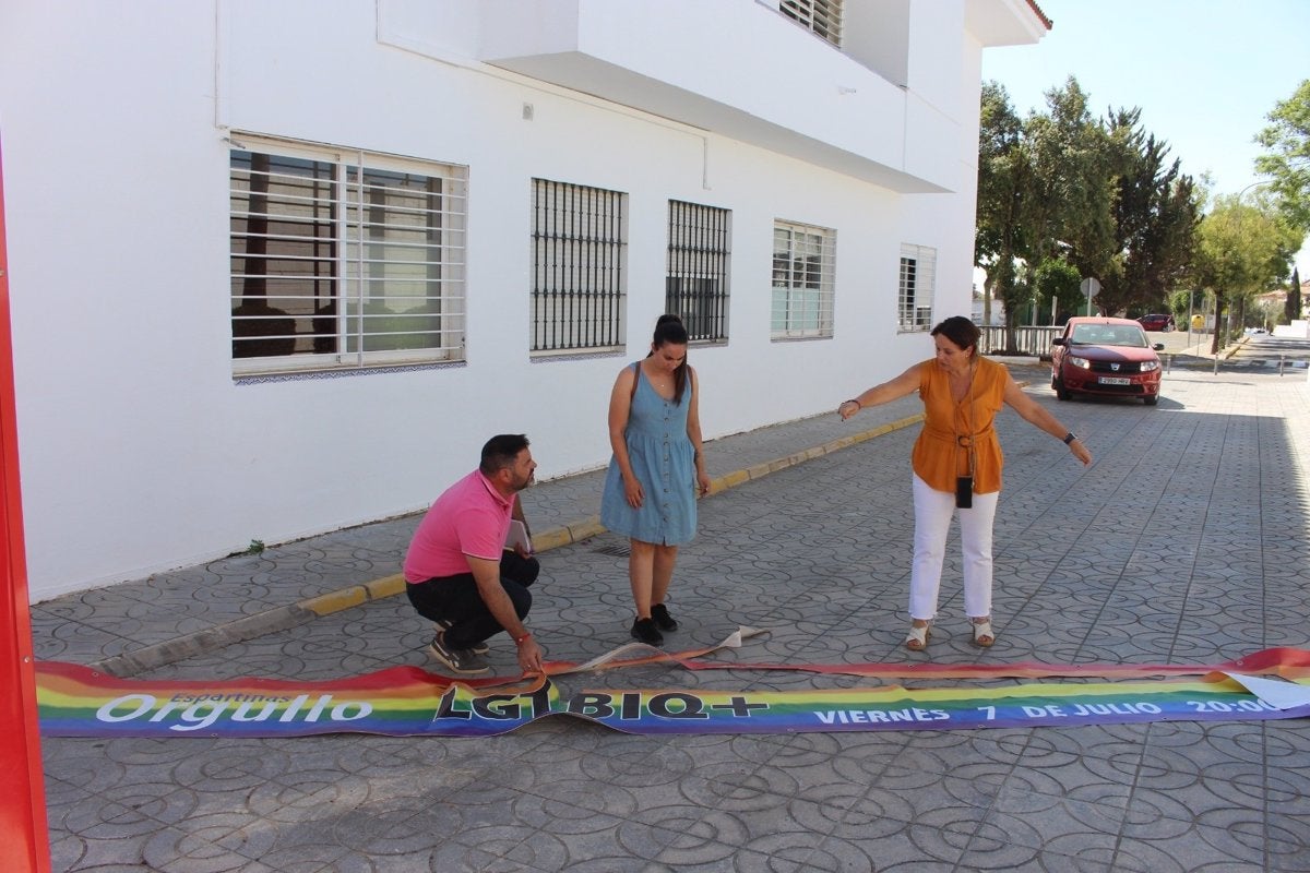 Destrozan en Espartinas la lona que anunciaba los actos el Día Orgullo LGTBI Destrozan en Espartinas la lona que anunciaba los actos el Día Orgullo LGTBI
