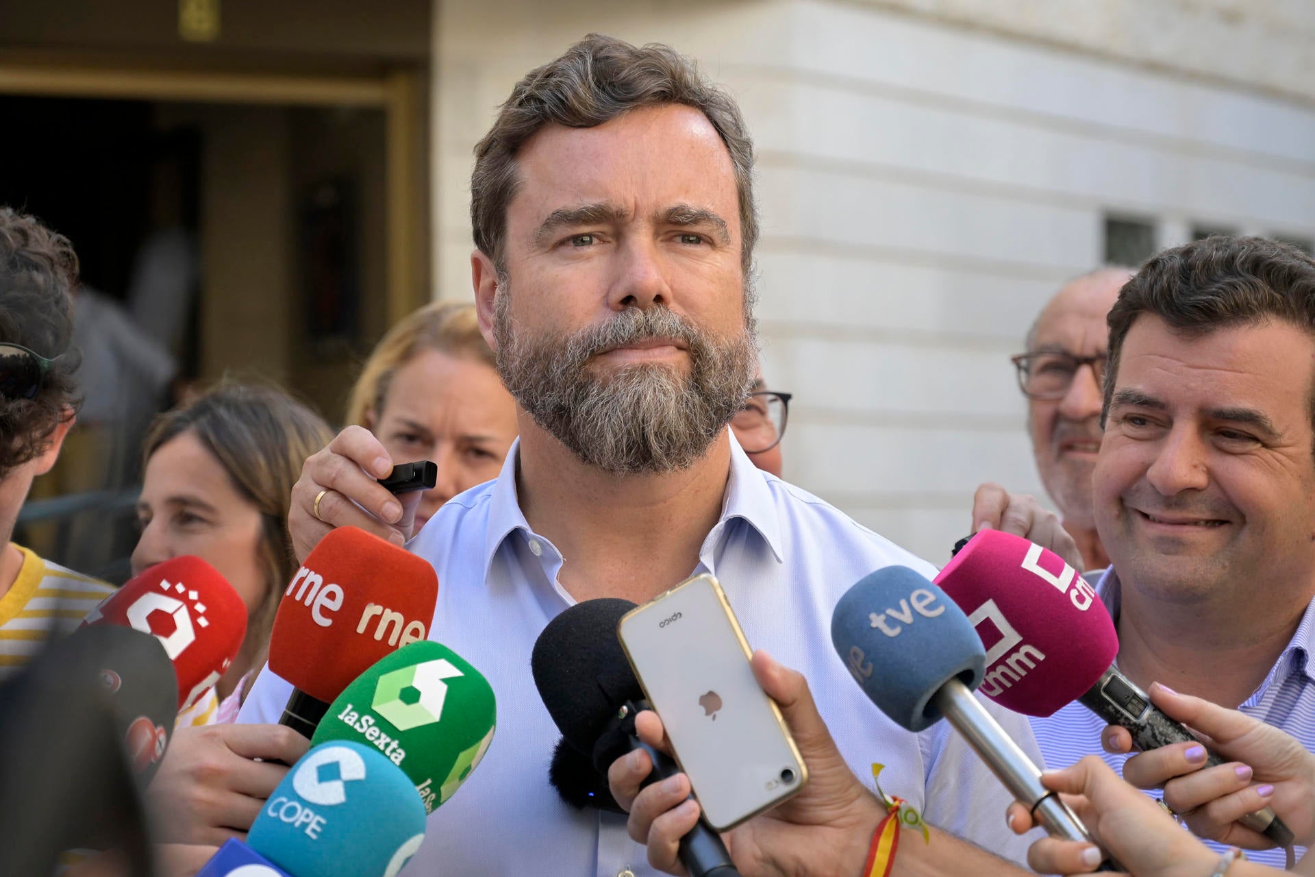 Vox dice que no será "obstáculo" para la investidura de Feijóo si consigue el apoyo de algunos diputados socialistas Vox dice que no será "obstáculo" para la investidura de Feijóo si consigue el apoyo de algunos diputados socialistas