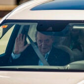 El Rey emérito Juan Carlos de Borbón a su llegada al aeropuerto de Vigo